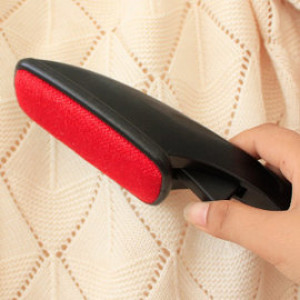 [Mummy life in a good helper, multi-functional electrostatic addition to the brush] small invention big creative easy to organize the dirt on the clothes / light can be used to cut the whole thing